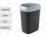 Culoare: Negru Cos de gunoi din plastic cu capac batant Material: Plastic Dimensiuni: 260mm x 375mm 485mm