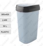 Culoare: Gri Cos de gunoi din plastic cu capac batant Material: Plastic Dimensiuni: 305mm x 420mm 600mm